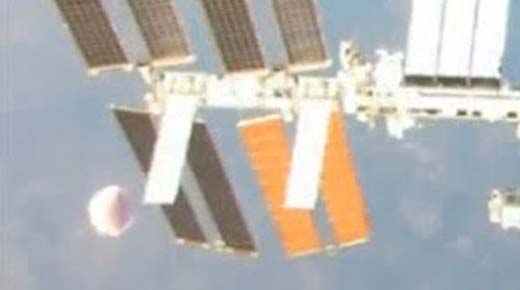 Dos masivos OVNIs visitan la estación espacial Intenacional