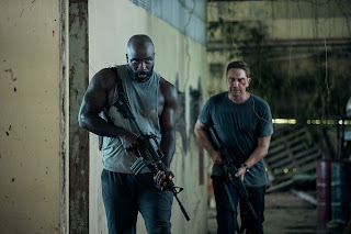 Mike Colter as Louis Gaspare and Gerard Butler as Brodie Torrance in Plane.