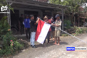 Pemuda di Lamongan Bagikan Bendera Merah Putih Gratis