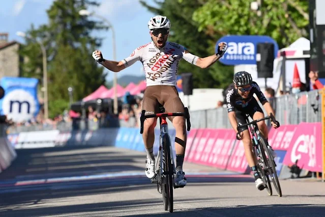 Andrea Vendrame comemora a vitória na 12ª etapa do Giro d'Italia