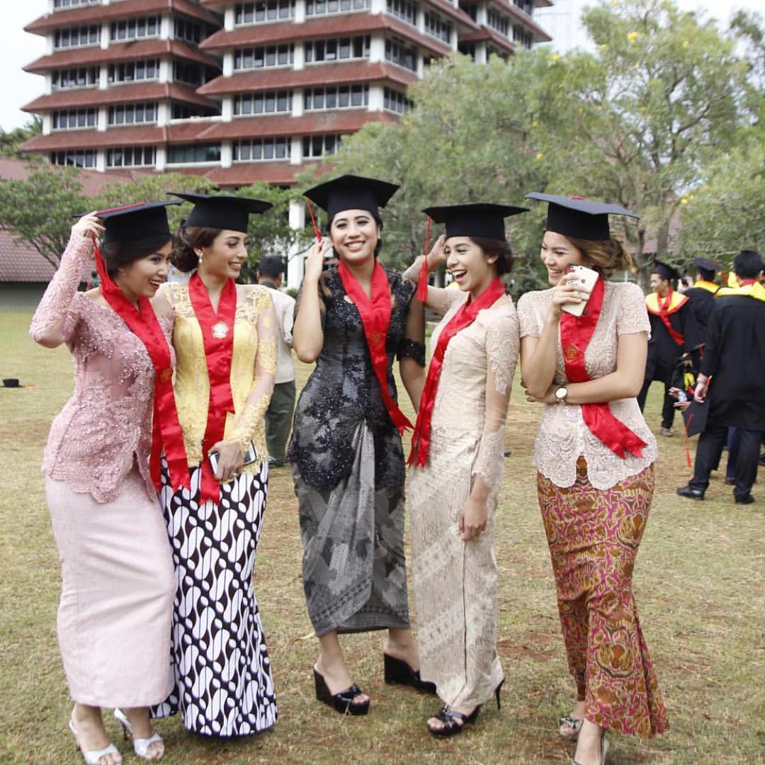  Model  Kebaya Broklat Wisuda  Rok  Batik  Modern Inspirasi 