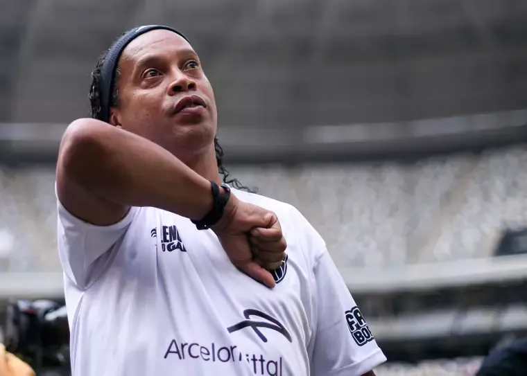 VIDEO; Ronaldinho Embarrasses Pitch Invader With Terrific Dummy Move