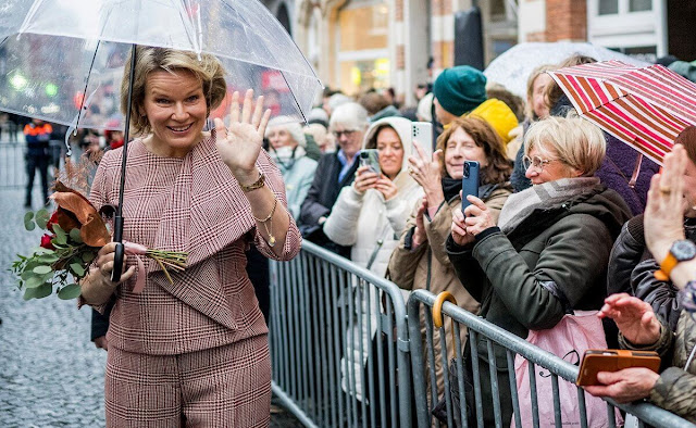 Queen Mathilde wore a pink outfit, top and trousers, by Natan at the M-Museum. Crown Princess Elisabeth and Princess Eleonore