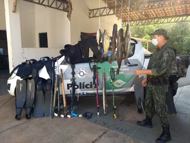 Polícia Ambiental multa quatro homens em R$ 3,9 mil por pesca subaquática