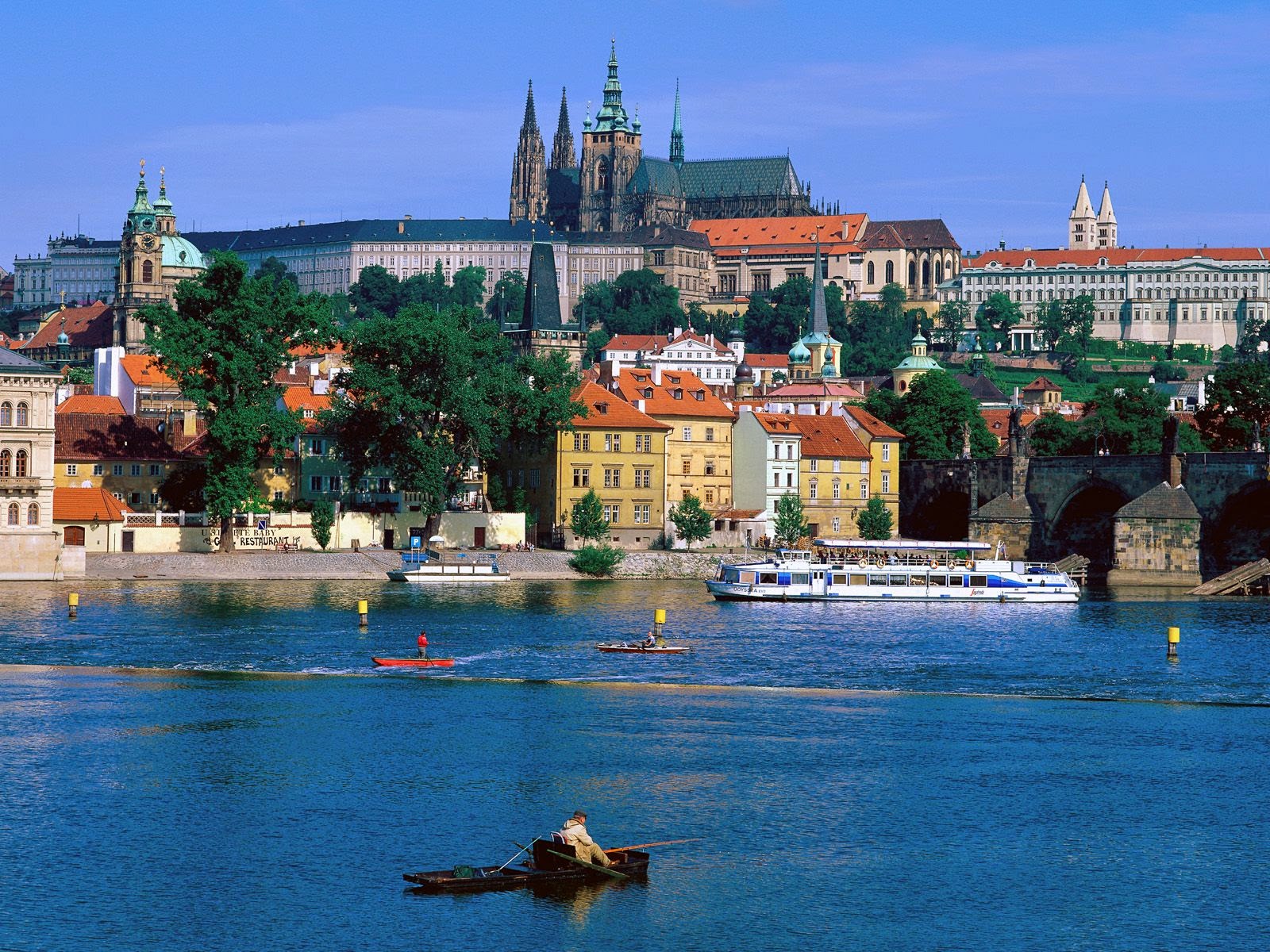 ve-may-bay-di-praha-prague-sec