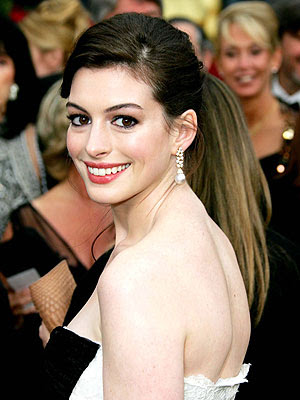 Anne Hathaway hosts repeat Saturday Night Live on Sept. 5 Examiner.com - ‎Aug 26, 2009‎ The October 2008 Saturday Night Live program featuring Anne Hathaway as host will be rebroadcast on Sept. 5, NBC announced this afternoon. ...