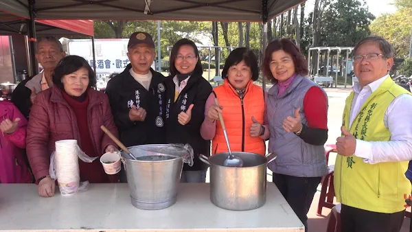 ▲為讓永靖鄉親在歡樂氣氛中共慶新春，公所特別準備豐盛餐點，並由港西社區發展協會提供象徵團圓與幸福的圓仔湯，讓大家在溫馨的氛圍中共享美好時光。（記者林明佑攝）