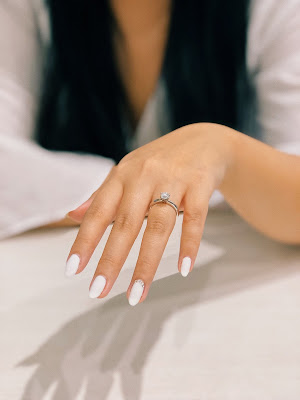 Manicura en blanco con un detalle brillante en el dedo anular