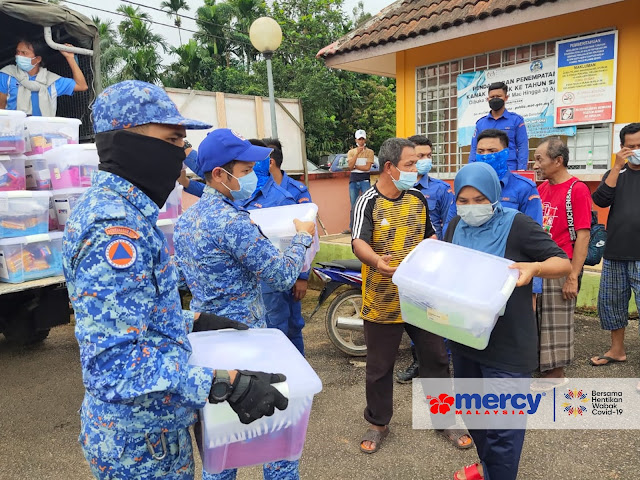 MERCY Malaysia provides families displaced from the floods with basic necessities kits