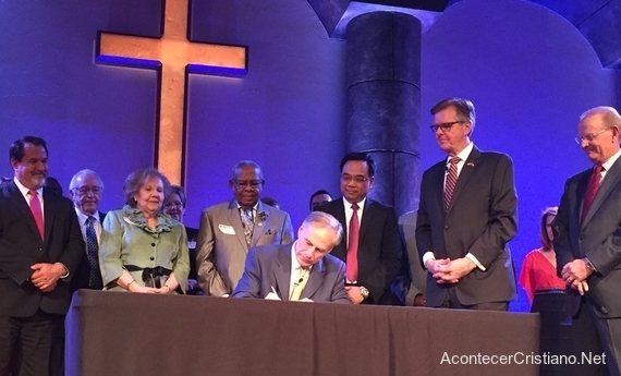 Gobernador Greg Abbott, firma la ley que protege a pastores en Texas