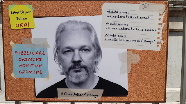 Le immagini della mostra itinerante che riassume la vicenda di Julian Assange