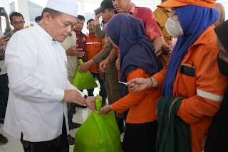 Gubernur Al Haris Berikan Bantuan Sembako Bagi Petugas Kebersihan Kota Jambi