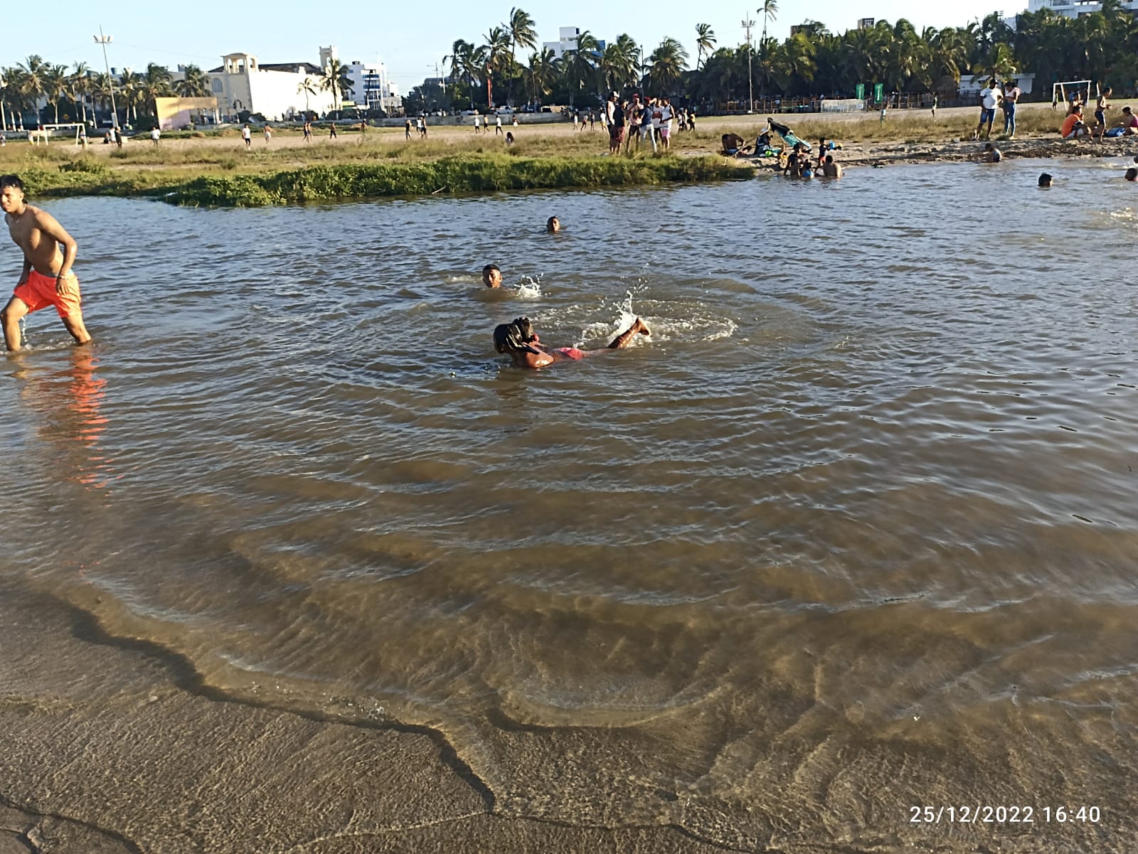 https://www.notasrosas.com/Fundación 'Guajira Aventura' rescata en Riohacha, a un joven que se lanzó desde el muelle, a las aguas del Mar Caribe