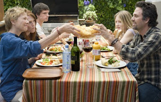 annette bening julianne moore mark ruffalo josh hutcherson and mia wasikowska sitting at picnic table in the kids are all right