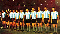 SELECCIÓN DE ARGENTINA - Temporada 1963-64 - Rattin, Amadeo Carrizo, Alfredo Hugo Rojas, Ramos Deglado, Telch, Vieitez, Prospitti, Ermindo Onega, Vidal, Carmelo Simeone y José Rendo -ARGENTINA 1 (Rojas), INGLATERRA 0 - 06/06/1964 - Copa de las Naciones - Río de Janeiro, Brasil, estadio Maracaná - Argentina se adjudica el trofeo, claro antecedente de la actual Copa Confederaciones