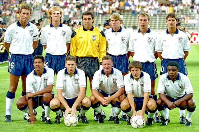 SELECCIÓN DE INGLATERRA. Temporada 1989-90. Butcher, Wright, Shilton, Pearce, Platt y Lineker. Walker, Waddle, Gascoigne, Beardsley y Parker. SELECCIÓN DE REPÚBLICA FEDERAL DE ALEMANIA 1 SELECCIÓN DE INGLATERRA 1. En los penaltis: ALEMANIA FEDERAL 4 INGLATERRA 3. Miércoles, 04/07/1990, 20:00 horas. XIV edición de la Copa del Mundo de Fútbol Italia 1990, semifinal. Turín, Italia, estadio delle Alpi: 62.628 espectadores. Árbitro: José Roberto Wright, Brasil. Seleccionadores: Alemania: Franz Beckenbauer. Inglaterra: Bobby Robson. GOLES: 1-0: 60’, Andres Brehme. 1-1: 80’, Gary Lineker. PENALTIS: 0-1: Gary Lineker, gol. 1-1: Andreas Brehme, gol. 2-1: Peter Beardsley, gol. 2-2: Lothar Matthaus, gol. 3-2: David Platt, gol. 3-3: Karlheinz Riedle, gol. 3-3: Stuart Pearce, para Bodo Illgner. 3-4: Olaf Thon, gol. 3-4: Chris Waddle, fuera.