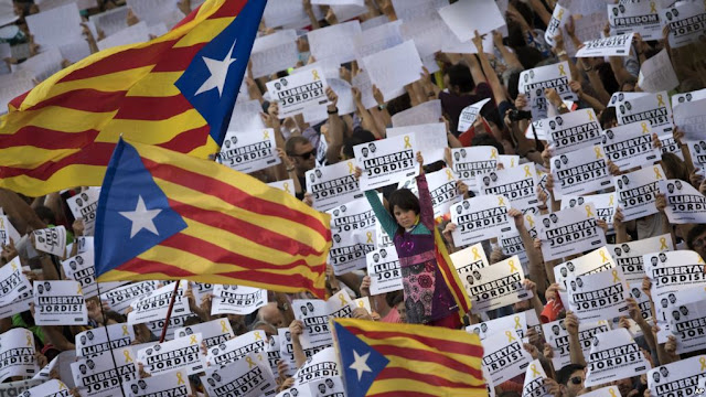 Secesionistas catalanes se preparan ante medidas de Madrid.