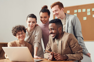 Business people looking at a computer | Credit collection services near Wyoming MI