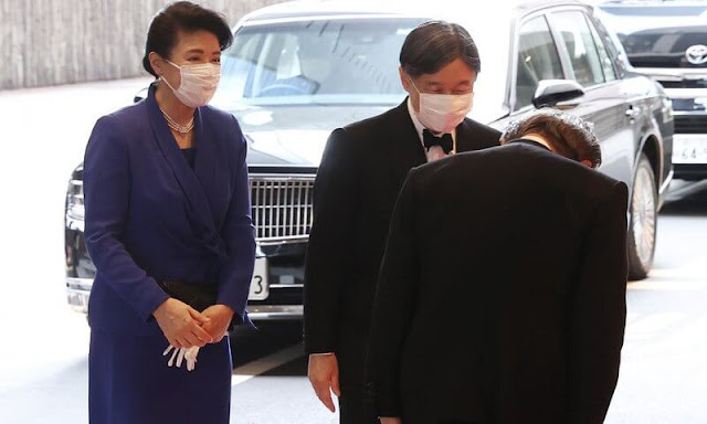 Empress Masako wore a royal blue maxi dress. Pearl necklace and pearl earrings. The Japan Prize winners received a prize medal