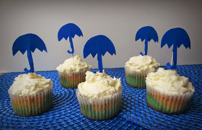 Regen Cupcakes: Vanille Cupcakes mit Marshmalows Fluff Buttercreme dekoriert
