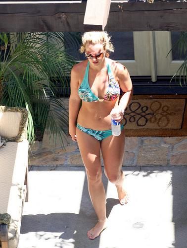 britney bikini walk pics