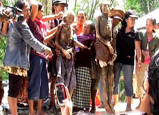 Foto keluarga dengan mereka yang diganti kain jasadnya. (Irmawati)