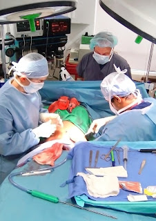 Beverly Hills plastic surgeon performing tummy tuck surgery