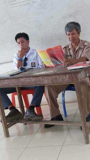 siswa SMA merokok dan duduk tak sopan di samping gurunya 2016