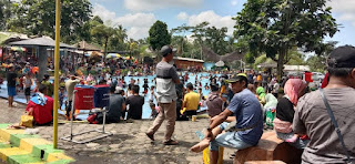 Area Pemandian yang ramai dengan pengunjung di Tirtosari View Penanggal.