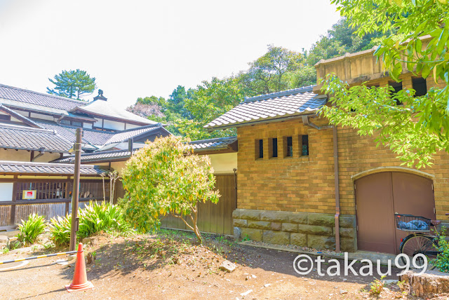 洋館渡廊下（右手前側）と和館渡廊下（左奥側）