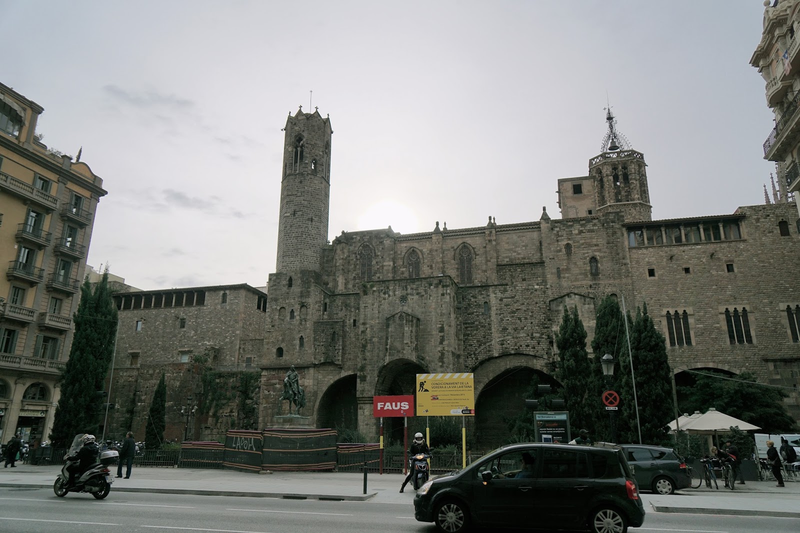 ラモン･ベレンゲール３世広場（Plaça de Ramon Berenguer III）と  旧サンタ・アガタ教会（Santa Ágata Chapel）