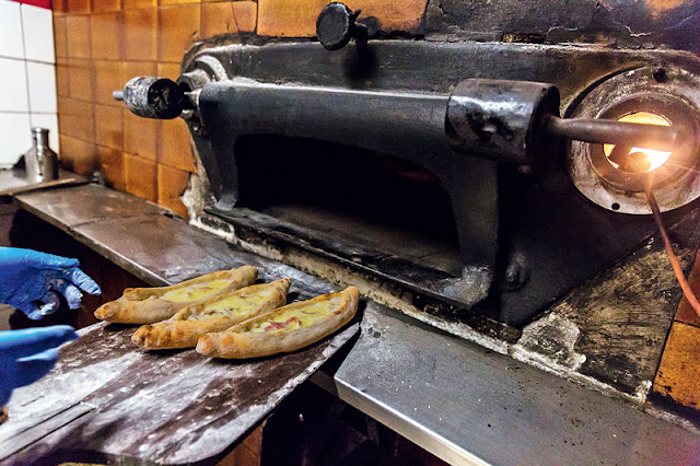 Φρεσκοψημένα πεϊνιρλί μόλις βγήκαν από τον γερμανικό φούρνο του Τεχλικίδη, ευωδιάζοντας, ιδιαίτερα όταν λιώνει επάνω τους ένα γενναίο κομμάτι πρόβειο βούτυρο.