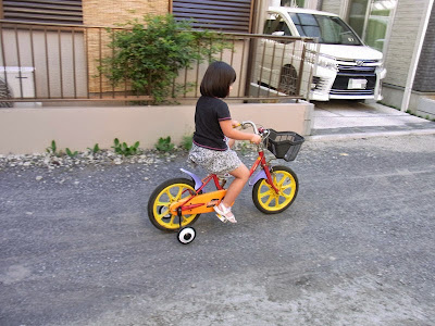 すでにある程度自転車の乗り方は知っているようです。