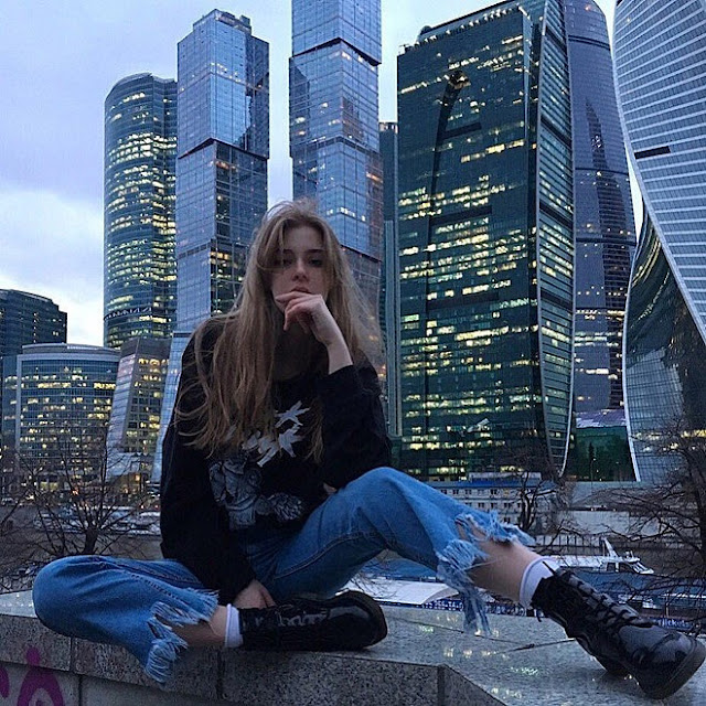 Hot girl Nga được dân mạng gọi là "công chúa lạnh lùng"