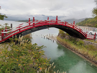ブルーグリーンに透き通る川に赤い橋