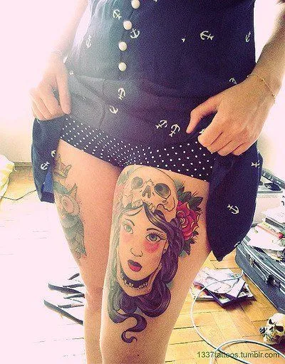 chica se levata falda y vemos tatuaje old shool para mujer en la pierna