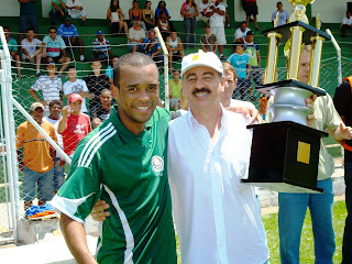 Roy recebe do Prefeito, troféu de Campeão: Equipe Assoxupe