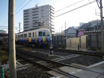 福井口駅付近の上り列車