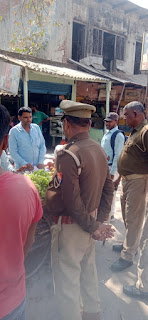 जौनपुर: पॉलिथीन रखने पर चार दुकानदारों पर जुर्माना | #NayaSaveraNetwork