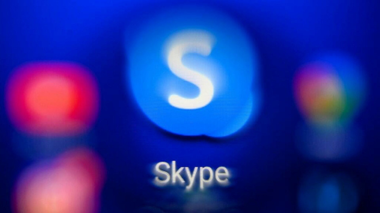 Skype, Zoom kadar iş odaklı özelliğe sahip değil. Ancak bir Microsoft ürünü olduğu için Windows 10 ile daha fazla entegrasyona sahiptir. Microsoft hesabınızla oturum açabilir ve onu şirketin OneDrive ve Outlook gibi diğer yazılımlarına bağlayabilirsiniz. Skype ile kişileri ekleyebilir ve onları doğrudan arayabilirsiniz. Herhangi bir link göndermenize gerek yoktur. Ayrıca onlara mesaj da gönderebilirsiniz. Üstelik dosyaları yalnızca sohbet penceresine sürükleyip bırakarak paylaşabilirsiniz.