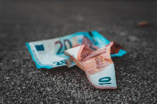 bancnote de 20 și 10 euro pe jos - foto de  Sara Kurfeß - unsplash.com