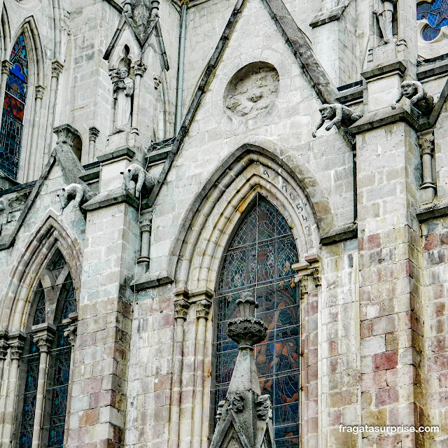 Basílica do Voto Nacional em Quito no Equador