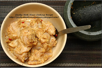 Marinate chicken cubes with spice paste mixture