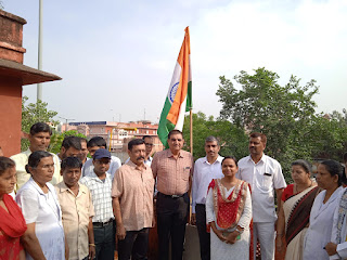 जयपुर- इंडियन रेडक्रॉस सोसाइटी स्टेट ब्रांच जयपुर द्वारा 77 वाँ स्वतंत्रता दिवस सांगानेरी गेट स्थित मुख्यालय में वाईस चेयरमैन विजय ख़त्री द्वारा झंडारोहण  कर मनाया गया।       इस अवसर पर विजय ख़त्री ने  बताया कि देश की स्वतंत्रता एक लंबे संघर्ष और बलिदान देकर हमे प्राप्त हो सकी , इसके पीछे कई लोगो ने अपने पूर्ण जीवन को झोंक कर और जान देकर प्राप्त किया है। हमे उनके बलिदानों को व्यर्थ नहीं जाने देना चाहिए। देश के लोगो को आपसी प्रेम ,और सद्भावना बनाये रखना होगा।