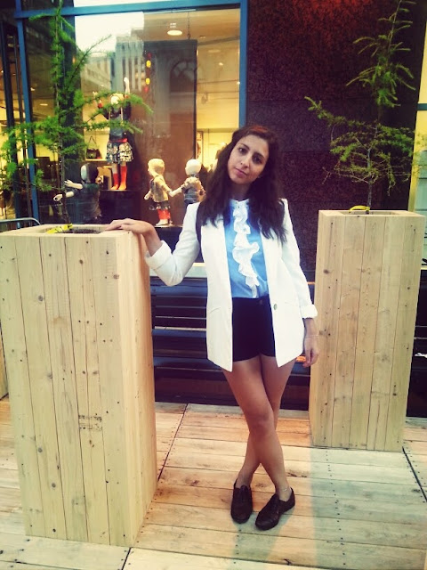 white blazer blue ruffle blouse black shorts oxfords festival mode design