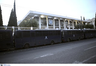 Πολυτεχνείο 2019: Έκλεισαν οι πύλες – “Ερημώνει” το κέντρο της Αθήνας