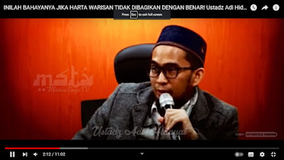 Jika Orang Jahat Berkuasa, Rasulullah Minta Umatnya Hindari 4 Profesi Ini. RASULULLAH Muhammad Shallallahu alaihi wasallam ditunjuki Allah banyak hal yang akan terjadi di masa depan. Nubuwat itu kemudian beliau sampaikan kepada para sahabat melalui hadis-hadisnya.  Sering kali, melalui nubuwat tersebut Rasulullah bukan hanya mengabarkan apa yang akan terjadi kelak, tetapi juga disertai nasihat; baik yang berupa anjuran maupun yang berupa larangan.  Salah satu di antara sekian banyak nubuwat itu adalah, akan datangnya sebuah zaman di mana penguasa akan menjadikan orang-orang jahat sebagai orang kepercayaannya. Mereka juga menunda-nunda pelaksanaan salat.  Rasulullah shallallahu alaihi wasallam bersabda: “Benar-benar akan datang kepada kalian sebuah zaman yang para penguasanya menjadikan orang-orang jahat sebagai orang-orang kepercayaan mereka dan mereka menunda-nunda pelaksanaan salat dari awal waktunya. Barangsiapa mendapati masa mereka, janganlah sekali-kali ia menjadi seorang penasihat, polisi, penarik pajak atau bendahara bagi mereka.” (HR. Ibnu Hibban; shahih)  Dalam hadis ini Rasulullah melarang umatnya menjadi penasihat, polisi, penarik pajak dan bendahara; empat profesi ini perlu dihindari ketika zaman dan penguasanya persis seperti yang disebutkan Rasulullah tersebut.  Dalam hadis yang diriwayatkan Thabrani dan Baihaqi, Rasulullah menyebutkan ciri lain zaman tersebut. Yakni penguasanya asal bicara dan asal bertindak; tidak dilandasi oleh ilmu. Lebih luas, Rasulullah bukan sekadar melarang menjadi polisi dan penarik pajak, namun juga melarang menjadi pembantu dan pendukung.  Beliau bersabda: “Setelah itu kalian akan dipimpin oleh para penguasa yang berkata bukan berdasarkan ilmu dan bertindak bukan berdasarkan ilmu. Barangsiapa menjadi penasihat mereka, pembantu mereka dan pendukung mereka, berarti mereka telah binasa.” (HR. Thabrani dan Baihaqi; shahih)  Semoga kita tidak menemui masa tersebut. Dan jikapun menemuinya, kita diselamatkan Allah dari fitnah-fitnah tersebut.