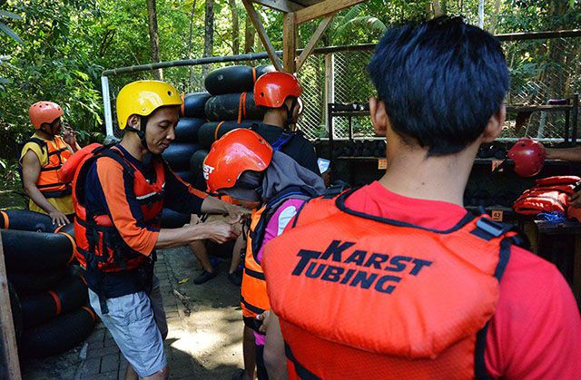 Mempersiapkan life jacket sebelum menyusuri sungai