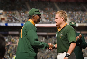 Mandela (Freeman) saluda a Pienaar (Damon) en la final de Copa del Mundo de Rugby