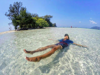 Foto Pantai pulau karimun jawa